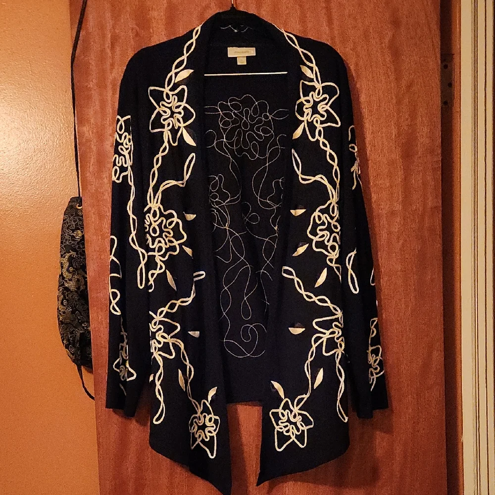 Elegant Black and White Floral Women's Cardigan - Picture 1 of 9
